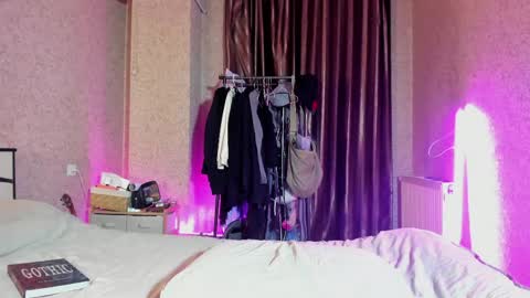 Snapshot of bella_sims chatting on April 9, 6:24 pm bella sims online show from April 9, 6:24 pm