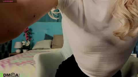 Snapshot of bella_stewartt chatting on April 22, 12:02 am Bella online show from April 22, 12:02 am