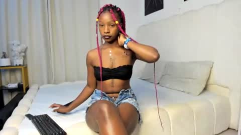 Snapshot of bella_thequeen chatting on July 16, 2:06 am Bella sweetpea online show from July 16, 2:06 am