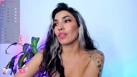 Snapshot of bella_thorne3 chatting on December 6, 11:25 pm Bella online show from December 6, 11:25 pm