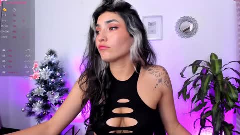 Snapshot of bella_thorne3 chatting on December 14, 7:46 pm Bella online show from December 14, 7:46 pm