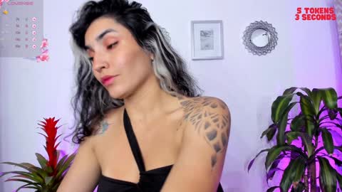 Snapshot of bella_thorne3 chatting on January 8, 2:25 am Bella online show from January 8, 2:25 am