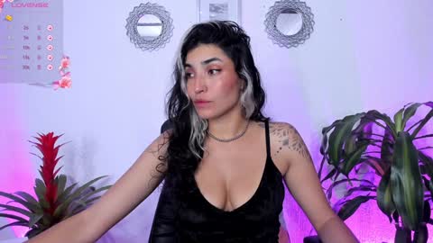 Snapshot of bella_thorne3 chatting on January 11, 10:51 pm Bella online show from January 11, 10:51 pm