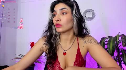 Snapshot of bella_thorne3 chatting on January 16, 10:34 pm Bella online show from January 16, 10:34 pm