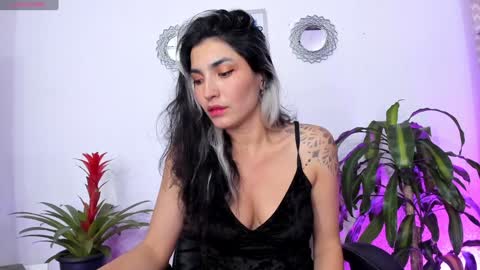 Snapshot of bella_thorne3 chatting on February 1, 9:40 pm Bella online show from February 1, 9:40 pm