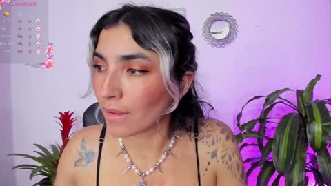 Snapshot of bella_thorne3 chatting on February 8, 5:18 am Bella online show from February 8, 5:18 am