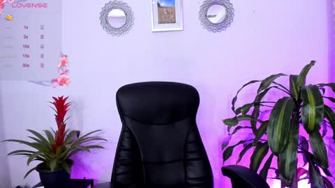 Snapshot of bella_thorne3 chatting on February 8, 10:08 pm Bella online show from February 8, 10:08 pm