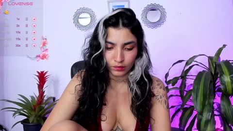 Snapshot of bella_thorne3 chatting on February 9, 2:28 am Bella online show from February 9, 2:28 am