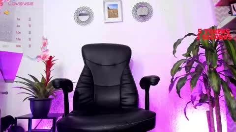 Snapshot of bella_thorne3 chatting on February 12, 11:51 pm Bella online show from February 12, 11:51 pm