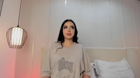 Snapshot of bella_vibes chatting on December 19, 8:05 pm B E L L A online show from December 19, 8:05 pm