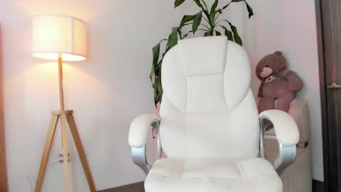 Snapshot of bellamia_ chatting on April 25, 1:41 pm Bella Mia online show from April 25, 1:41 pm