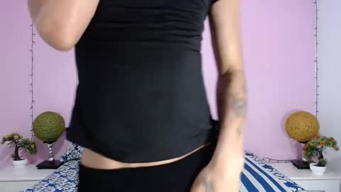 Snapshot of bellamy_094 chatting on May 16, 2:38 pm bellamy_094 online show from May 16, 2:38 pm