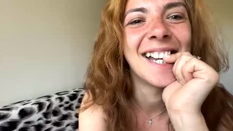 Snapshot of bellaqueen0701 chatting on May 27, 9:39 am bellaqueen0701 online show from May 27, 9:39 am