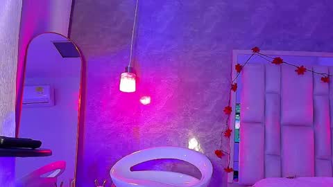 BellaSanderrs online show from March 31, 11:10 am