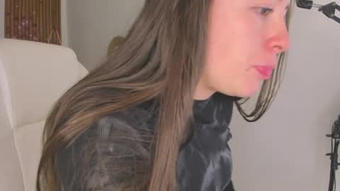 Snapshot of bellawoods_ chatting on May 29, 1:42 pm laukyubey online show from May 29, 1:42 pm