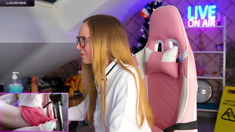 Snapshot of belle_alice chatting on December 2, 10:39 am Alice online show from December 2, 10:39 am