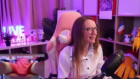 Snapshot of belle_alice chatting on May 5, 6:32 am Alice online show from May 5, 6:32 am