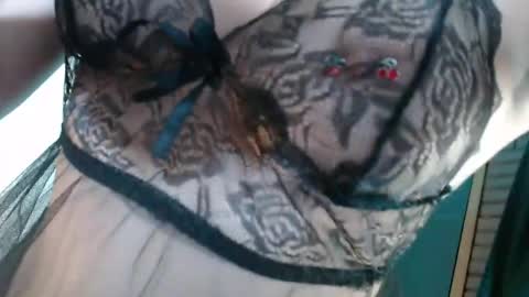 Snapshot of belle_ragazee chatting on June 6, 7:57 am belle_ragazee online show from June 6, 7:57 am