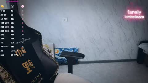 Snapshot of bellezza_ chatting on April 23, 2:41 pm Your Annabelle Wolf online show from April 23, 2:41 pm
