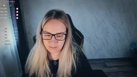 Snapshot of bellezza_ chatting on May 29, 3:21 pm Your Annabelle Wolf online show from May 29, 3:21 pm