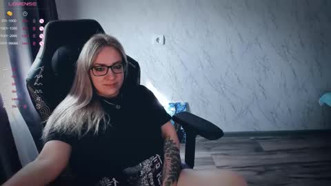 Snapshot of bellezza_ chatting on June 7, 12:53 pm Your Annabelle Wolf online show from June 7, 12:53 pm
