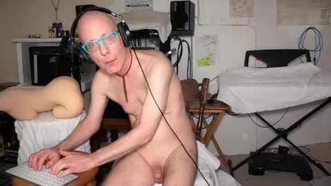 Snapshot of bentkokus chatting on May 17, 3:59 am Bent online show from May 17, 3:59 am