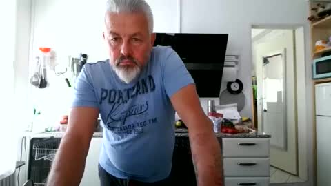 Snapshot of berg_boy chatting on June 5, 10:21 am Martin online show from June 5, 10:21 am