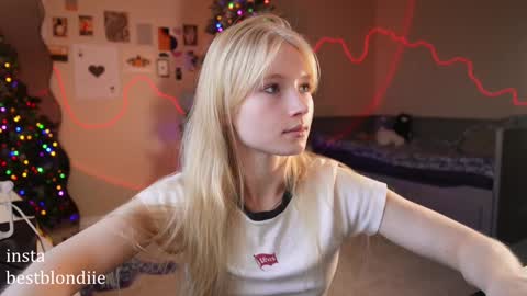 Snapshot of bestblondiiecb chatting on December 20, 6:13 pm Chloe Next stream on Friday online show from December 20, 6:13 pm