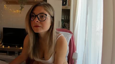 Snapshot of bestgirl_ofthe_neighborhood chatting on December 12, 8:03 am Vicky   online show from December 12, 8:03 am