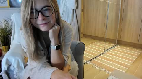 Snapshot of bestgirl_ofthe_neighborhood chatting on October 20, 6:47 am Vicky   online show from October 20, 6:47 am