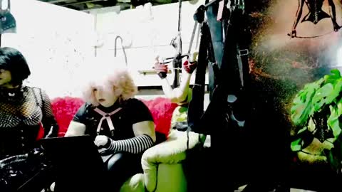 Snapshot of betty_spen_dom_kink chatting on May 26, 3:35 am Bettyspence team lolly online show from May 26, 3:35 am