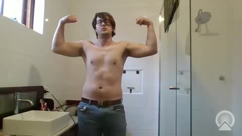 Snapshot of bi_showoffguy_02 chatting on June 8, 6:36 am bi_showoffguy_02 online show from June 8, 6:36 am