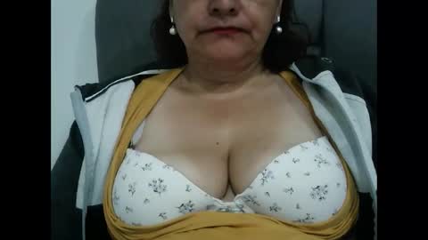 Snapshot of biancasteel chatting on April 21, 11:38 am biancasteel online show from April 21, 11:38 am