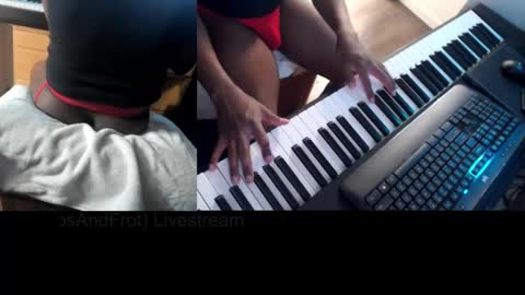 Snapshot of bicepsandfrot chatting on February 14, 9:03 am BicepsandFrot online show from February 14, 9:03 am