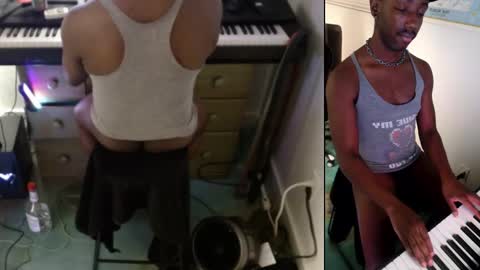 Snapshot of bicepsandfrot chatting on February 26, 10:58 am BicepsandFrot online show from February 26, 10:58 am