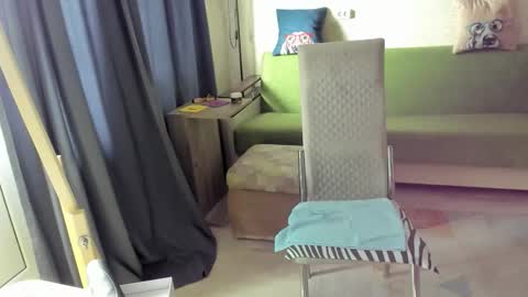 mom online show from April 17, 3:42 am