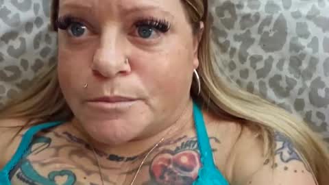 Snapshot of bigblueeyesmomma chatting on January 5, 5:51 pm Tiffany online show from January 5, 5:51 pm