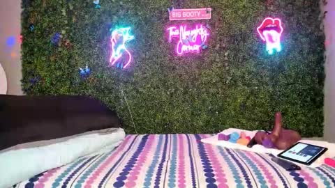 bigbuttsarena online show from February 5, 8:30 am