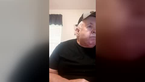 Snapshot of bigeoo76 chatting on July 8, 8:35 pm bigeoo76 online show from July 8, 8:35 pm