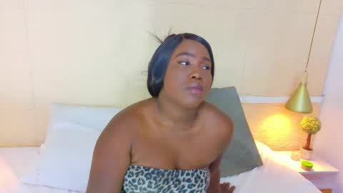 Snapshot of bigroundbooty_ chatting on February 19, 7:21 pm bigroundbooty_ online show from February 19, 7:21 pm