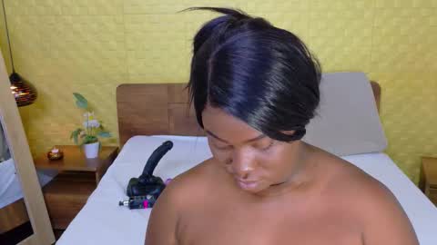 Snapshot of bigroundbooty_ chatting on February 23, 7:55 pm bigroundbooty_ online show from February 23, 7:55 pm