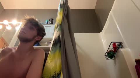 Snapshot of bigskinnyboyshh chatting on February 19, 7:17 am bigskinnyboyshh online show from February 19, 7:17 am