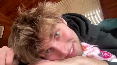 Snapshot of bigskinnyboyshh chatting on November 9, 8:18 pm bigskinnyboyshh online show from November 9, 8:18 pm