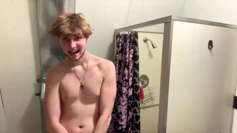 Snapshot of bigskinnyboyshh chatting on December 4, 3:27 am bigskinnyboyshh online show from December 4, 3:27 am