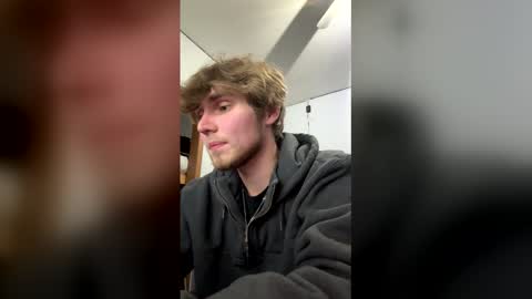 Snapshot of bigskinnyboyshh chatting on December 18, 11:44 pm bigskinnyboyshh online show from December 18, 11:44 pm