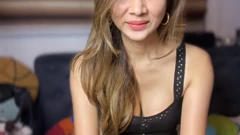 Yna     online show from June 12, 7:35 pm