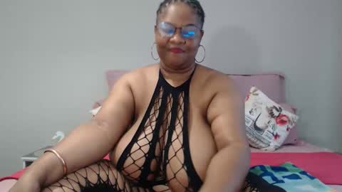 Snapshot of bigtitshornygirlxxx chatting on May 18, 9:37 am Lona online show from May 18, 9:37 am
