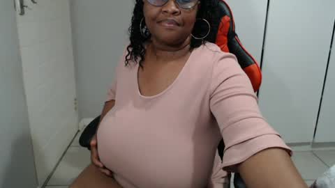 Snapshot of bigtitshornygirlxxx chatting on July 1, 8:52 pm Lona online show from July 1, 8:52 pm