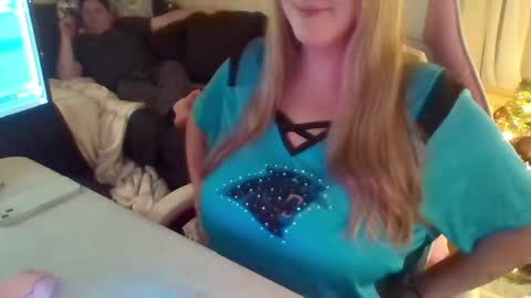 Snapshot of bigtittyboatboo chatting on November 25, 2:22 am Mountain Mama online show from November 25, 2:22 am