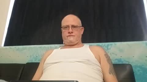 Snapshot of bigwhtguy619 chatting on February 6, 8:23 pm bigwhtguy619 online show from February 6, 8:23 pm
